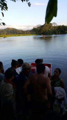 Rescatan a ocho personas que se cayeron de lancha en la laguna de Ticamaya
