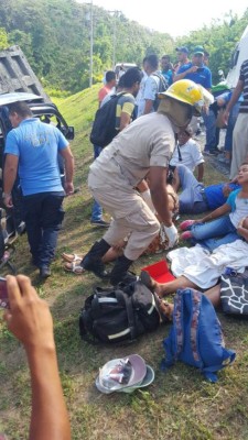 Accidente entre rapidito y volqueta deja nueve heridos en Roatán