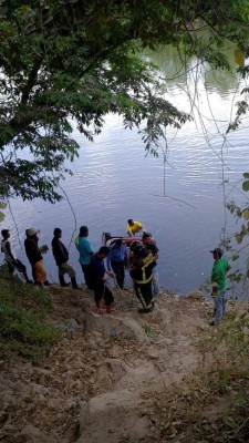 Muere una mujer y un niño desaparece al caer vehículo en el río Ulúa