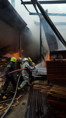 Incendio consume maderera en San Pedro Sula