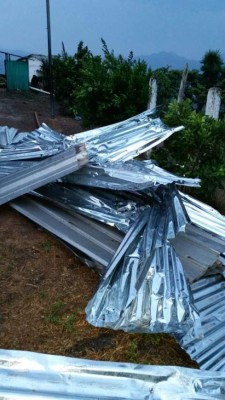 Fuertes vientos destruyen techo de escuela en Santa Bárbara &nbsp;&nbsp;&nbsp;