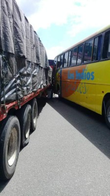 Dos accidentes en menos de 1 km provocan congestionamiento en la recta de Yojoa