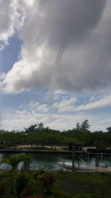 Tromba marina en Roatán sorprende a turistas y pobladores