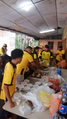 Barra del Real España lleva alegría a asilo de ancianos