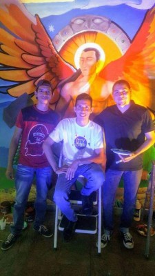 Gabriel, Enoc y Jefry Daniel disfrutan pintando, cada quien a su estilo.