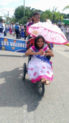 Escolares hondureños rinden homenaje a la patria
