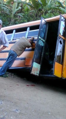 Reportan un muerto en ataque armado a un bus en Santa Bárbara  