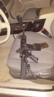 Tras persecución militar, pandilleros abandonan un carro robado y armas