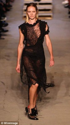 Así fue la caída de Candice Swanepoel