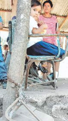 Niños siguen sin escuela y sin pupitres