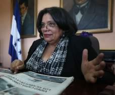 Unah: Presentan 43 mil firmas para que permitan reelección de rectora