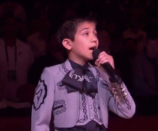 Niño que cantó el himno de EUA vestido de charro provoca polémica