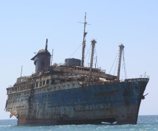 Un barco fantasma solo ocupado por ratas vaga por el Atlántico