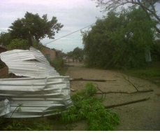Al menos 60 casas destruidas por vientos racheados en Colón