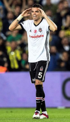 ¡Pepe vuelve a las andadas! Brutal entrada a un rival y sorprende su reacción