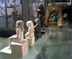 Antigua estatua egipcia que gira sola en museo