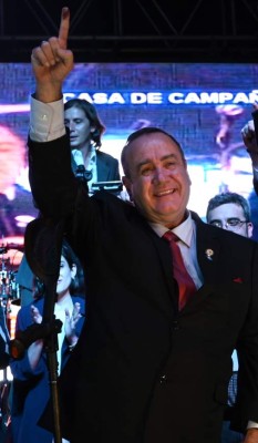 Guatemalan presidential candidate for the Vamos (Let's Go) party Alejandro Giammattei celebrates at the party headquarters in Guatemala City on August 11, 2019 after the run-off presidential election. - Giammattei declared victory in Sunday's run-off election in Guatemala, holding a major lead with the results from more than 90 percent of polling stations counted. (Photo by JOHAN ORDONEZ / AFP)