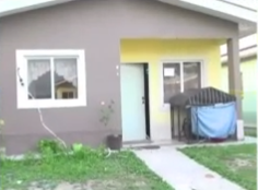 Vivienda en la que ejecutaron a la mujer.