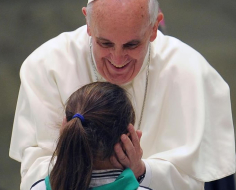 Francisco reconoce ante miles de estudiantes que no quería ser Papa