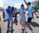 Una aficionada hondureña y una argentina bailaron punta en las afueras del Hard Rock Stadium antes del amistoso.