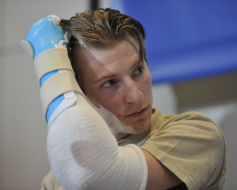 Soldado deseoso de usar brazos trasplantados