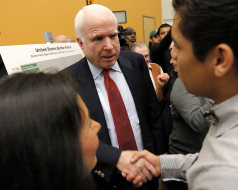 McCain, senadores, junto a la frontera con México