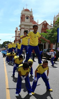 Colegios de Honduras continúan hoy desfiles de fiestas patrias