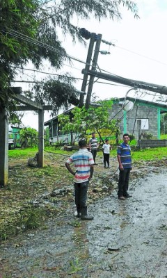 Vientos huracanados causan grandes daños en dos municipios
