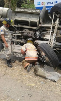 Seis heridos en fuerte encontronazo entre una rastra y un turismo