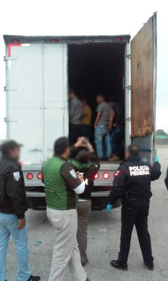 Interceptan hondureños dentro de un camión de carga en México