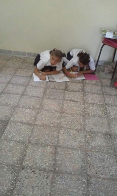 Mil escolares inician clases sentados en el piso en Santa Bárbara