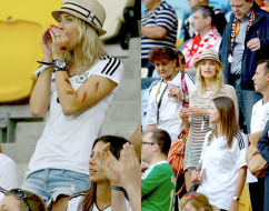 Piden a la novia de Khedira no ser tan... sexy