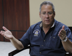 Ministro de Defensa a políticos: propongan más y critiquen menos