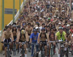 Ciclistas desnudos se manifiestan en México