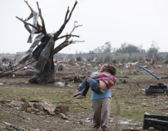 Madre e hija, símbolos de esperanza tras tornado de Oklahoma