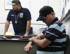 Lo capturan con 10 sellos de Migración