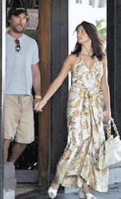 Los ven juntos y tomados de la mano