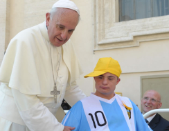 Papa Francisco besa a niña hondureña en la Plaza de San Pedro