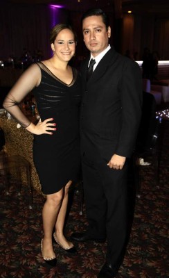 Joel Heyer y Vivian Zúniga se prometen amor en el altar