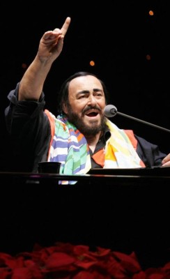 Tenor italiano Luciano Pavarotti hospitalizado en Modena