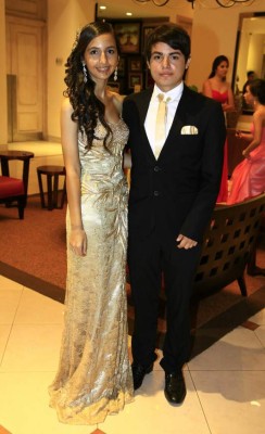 Amena velada juvenil por graduados de la New Horizon