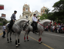 Tradicional desfile del Agas llena de color y alegría la Feria Juniana