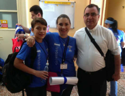 Papa Francisco besa a niña hondureña en la Plaza de San Pedro