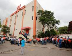 Con paros exigen el pago de salarios