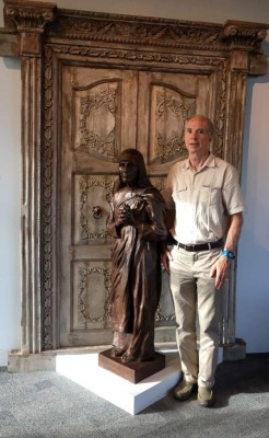 **ACOMPAÑA CRÓNICA** MIA05 - NAPLES (EE.UU.), 14/08/2017.- Jeff Fox, director del museo Madre Teresa de Calcuta de la localidad de Ave María, un pueblo de Florida (EE.UU.). Además de ser el creador de la cadena de pizzerías Domino's, el magnate Tom Monaghan es el fundador de Ave María, un pueblo de Florida entregado en cuerpo y alma a la fe católica, donde no se venden anticonceptivos ni pornografía. Ave María fue fundado en 2007 en un lugar del condado Collier, a 180 kilómetros al oeste de Miami, en torno a la Universidad del mismo nombre y hoy cuenta con 27.000 habitantes, de los cuales 1.100 estudian en ese centro, según dice a Efe Fox. EFE/Erika Arriaga