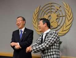 Ban Ki-moon se mueve al ritmo del Baile del Caballo (Fotos)