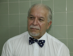 En camillas de acero y sin colchones, madres dan a luz