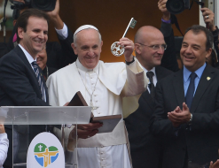 En una favela, el Papa reclama inclusión social y alienta contra la corrupción