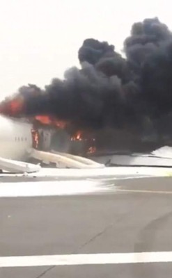 Por qué se incendió avión de Emirates al aterrizar en Dubái
