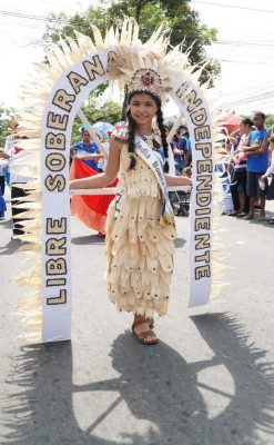 Escolares hondureños rinden homenaje a la patria